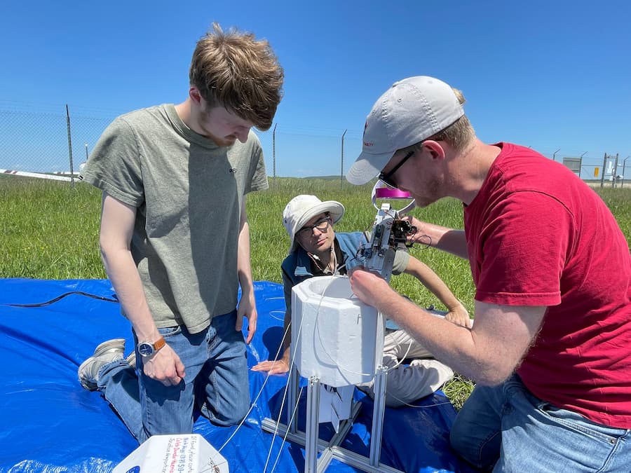  Caleb Dando-Haenisch (left), Professor Michael Robinson (center), Professor Jonathan Newport (right) prepare balloon for launch