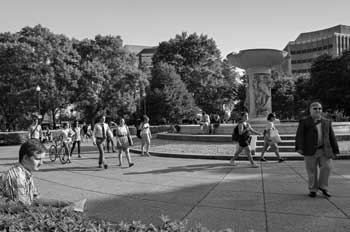 alumni at the Dupont Circle fountain